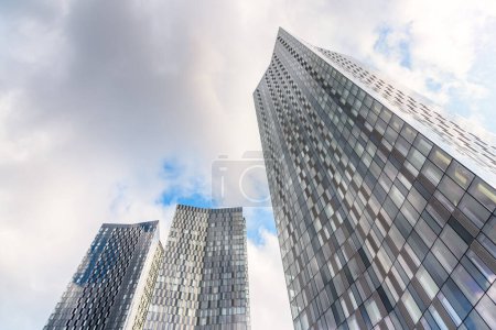 Modernas torres residenciales de cristal bajo el cielo nublado en verano. Manchester, Inglaterra, Reino Unido.