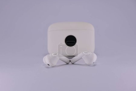 Foto de Auriculares bluetooth inalámbricos blancos con estuche. - Imagen libre de derechos
