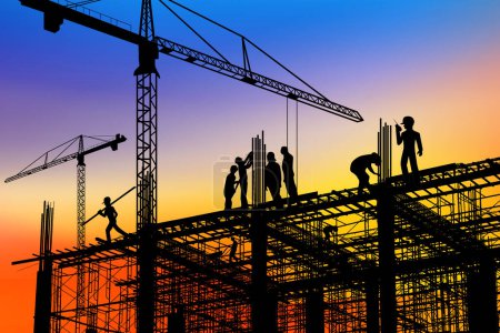Téléchargez les photos : Illustration en silhouette d'un groupe de constructeurs travaillant sur un chantier, vue coucher de soleil. - en image libre de droit