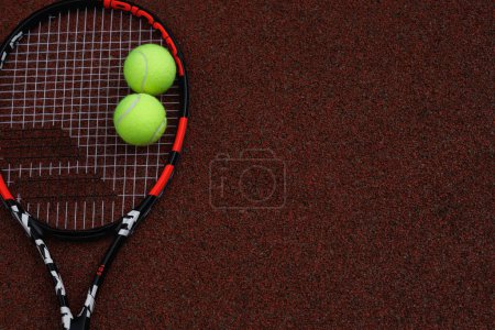 Foto de Primer plano de raquetas de tenis y pelotas de tenis que se encuentran en la pista de tenis. deporte, tenis y actividad. - Imagen libre de derechos
