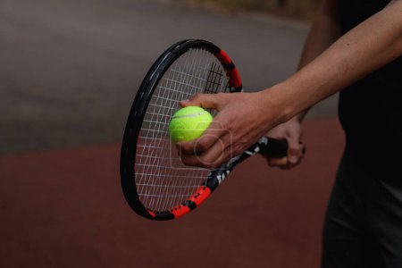 Foto de Servir una pelota de tenis en una cancha de tenis. deporte, tenis y actividad. - Imagen libre de derechos