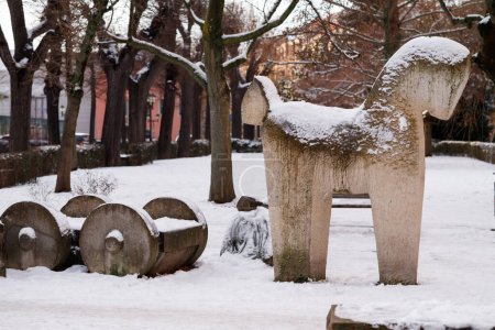 Foto de Estatua de caballo y carro en la ciudad de Pirna, Alemania, enero 2024 - Imagen libre de derechos