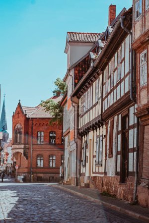 Foto de Quedlinburg, Alemania - Mayo 2024: edificios históricos en el casco antiguo de Quedlinburg, casa de entramado de madera - Imagen libre de derechos