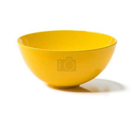 Téléchargez les photos : Bol en céramique jaune isolé sur fond blanc - en image libre de droit