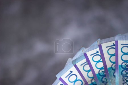 Téléchargez les photos : L'argent kazakh. Des factures rapprochées. Tenge cash. Photo de haute qualité - en image libre de droit