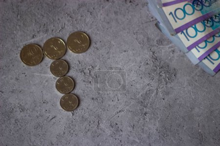Dinero kazajo. Monedas de Tenge. Monedas sobre un fondo gris. Foto de alta calidad