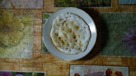 Téléchargez les photos : Cuisine traditionnelle indonésienne "Apam Batil". Fabriqué à partir de farine. Rempli de sucre de palme liquide pour faire une brosse ou une sauce. - en image libre de droit