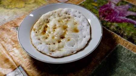 Téléchargez les photos : Cuisine traditionnelle indonésienne "Apam Batil". Fabriqué à partir de farine. Rempli de sucre de palme liquide pour faire une brosse ou une sauce. - en image libre de droit