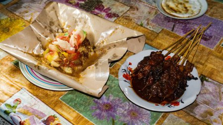 Téléchargez les photos : Satay de poulet (Sate ayam) avec sauce aux arachides et légumes mélangés avec la sauce aux arachides (Gado Gado). - en image libre de droit