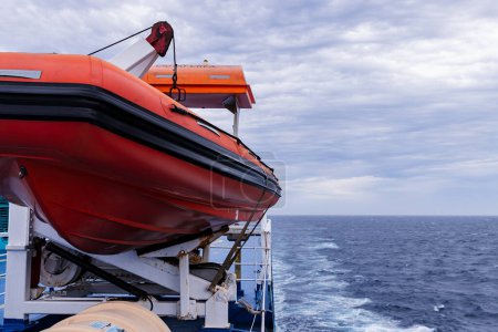 Foto de Foto de un bote de rescate en la parte superior de un gran barco. Copiar espacio en el lado derecho - Imagen libre de derechos