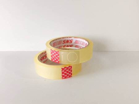 Foto de Primer plano del rollo de cinta adhesiva transparente o cintas dobles aisladas sobre fondo blanco - Imagen libre de derechos