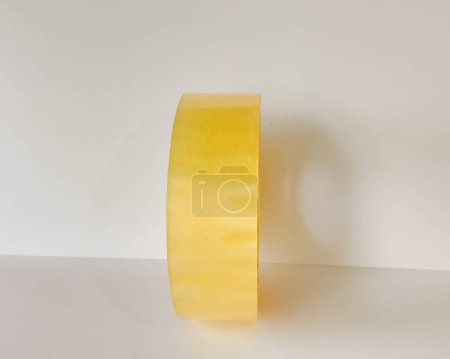 Foto de Primer plano del rollo de cinta adhesiva transparente y marrón o cintas dobles aisladas sobre fondo blanco - Imagen libre de derechos
