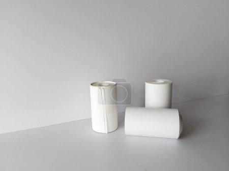 Foto de Un rollo de papel adhesivo térmico blanco sobre un fondo blanco. - Imagen libre de derechos