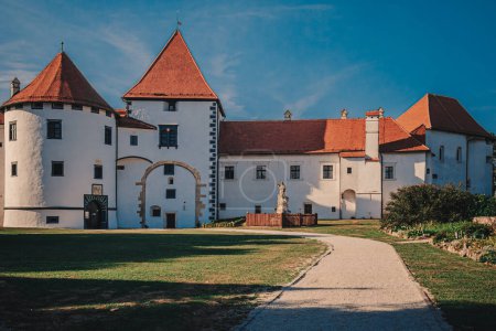 Stadtpark und altes Schloss in Varazdin, Kroatien. Hochwertiges Foto