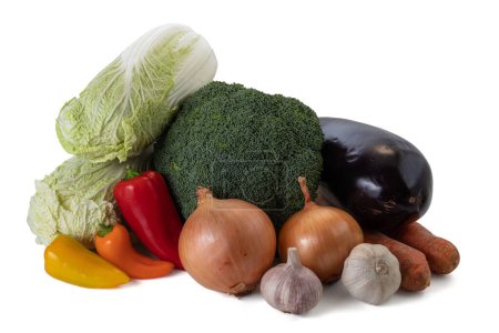 Téléchargez les photos : Légumes frais nature morte. Isolé sur fond blanc. Photo de haute qualité - en image libre de droit