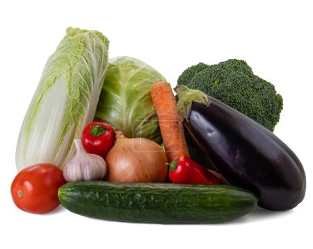 Téléchargez les photos : Légumes frais nature morte. Isolé sur fond blanc. Photo de haute qualité - en image libre de droit