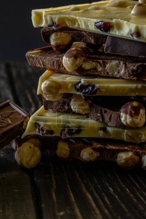 Téléchargez les photos : Des morceaux de chocolat. Fond avec du chocolat. Concept de photo de nourriture douce. Photo de haute qualité - en image libre de droit