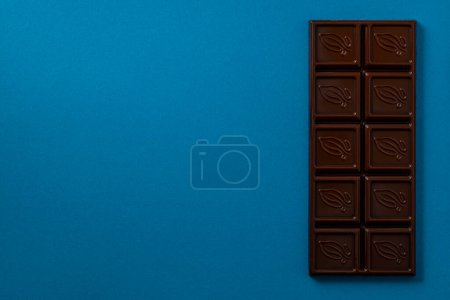 Téléchargez les photos : Des morceaux de chocolat. Fond avec du chocolat. Concept de photo de nourriture douce. . Photo de haute qualité - en image libre de droit