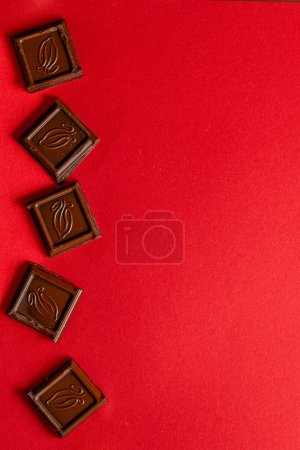 Téléchargez les photos : Des morceaux de chocolat. Fond avec du chocolat. Concept de photo de nourriture douce. . Photo de haute qualité - en image libre de droit