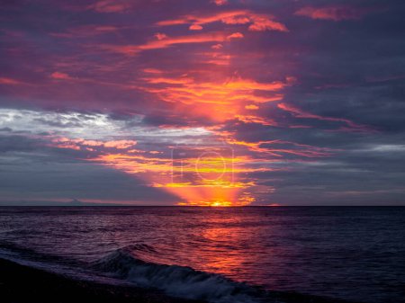 Téléchargez les photos : Un magnifique coucher de soleil sur la mer - en image libre de droit
