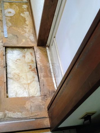 Téléchargez les photos : Remplacement du sol endommagé dans la salle de bain - en image libre de droit