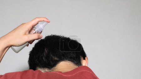 Téléchargez les photos : Gros plan d'un homme qui se fait coiffer - en image libre de droit