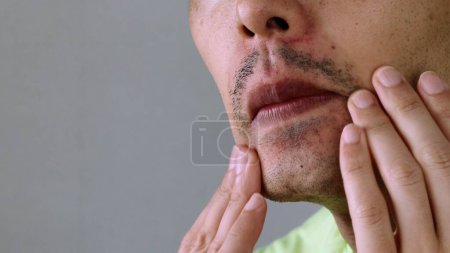 Téléchargez les photos : Japonais souffrant de barbe poilue - en image libre de droit