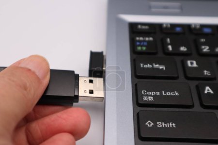 Foto de Una persona conectando un USB a una computadora - Imagen libre de derechos
