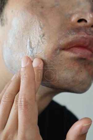 Foto de Primer plano de un hombre lavándose la cara - Imagen libre de derechos