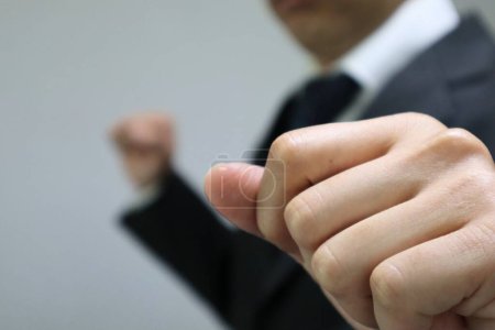 Téléchargez les photos : Homme d'affaires serrant son poing - en image libre de droit