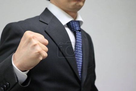 Téléchargez les photos : Homme d'affaires serrant son poing - en image libre de droit