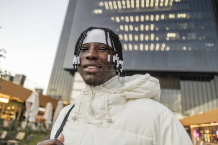Nahaufnahme Porträt eines afrikanisch-amerikanischen Studenten, der mit seinem Rucksack durch die Straßen der Stadt läuft