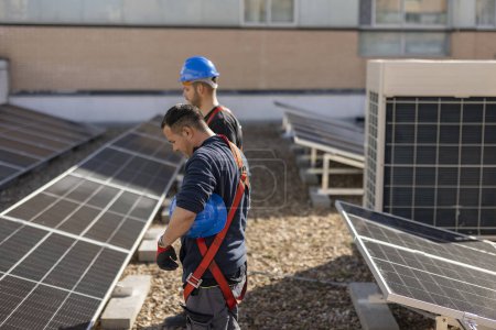 Foto de Dos ingenieros revisan el panel solar en la obra - Imagen libre de derechos
