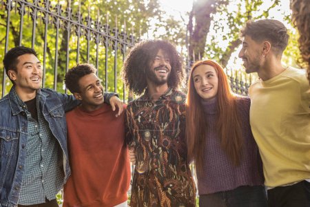 Téléchargez les photos : Garçons et filles multiethniques prenant selfies en plein air avec contre-jour - concept d'amitié de style de vie heureux pour les jeunes personnes multiculturelles s'amusant ensemble madrid - en image libre de droit