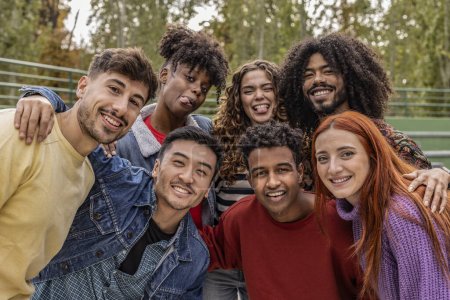 Téléchargez les photos : Heureux groupe multiethnique ludique de jeunes amis debout ensemble à l'extérieur étudiants multiraciaux du millénaire se réunissant dans la ville, concepts de la jeunesse, mode de vie des gens, la diversité, les adolescents et la vie urbaine - en image libre de droit