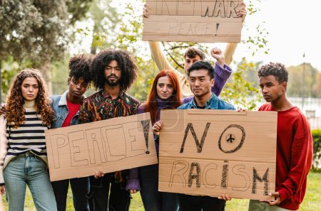 Foto de Grupo de activistas adolescentes multiculturales que protestan contra la guerra y la violencia en las calles, y el racismo, en la ciudad. Manifestantes de la generación Z - Imagen libre de derechos