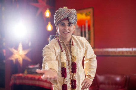 Téléchargez les photos : Jeune entrepreneur accueillant à son école de danse du ventre vêtu de tenues arabes - en image libre de droit