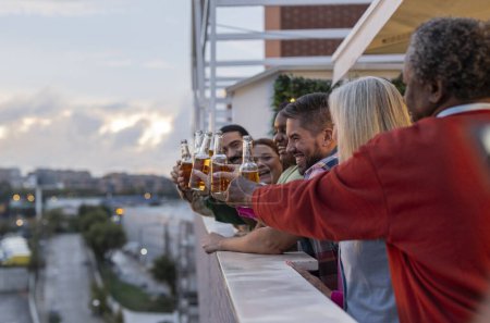 Téléchargez les photos : Amis de génération griller avec de la bière à la fête sur le toit - en image libre de droit