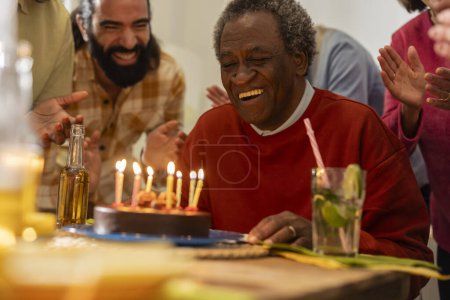 Téléchargez les photos : Grand-père et amis fête d'anniversaire - en image libre de droit