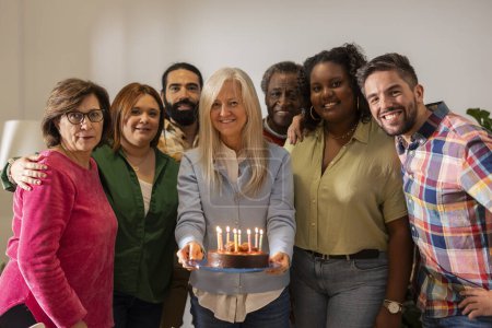 Foto de Gran grupo de personas multirraciales generacionales celebrando cumpleaños - Imagen libre de derechos
