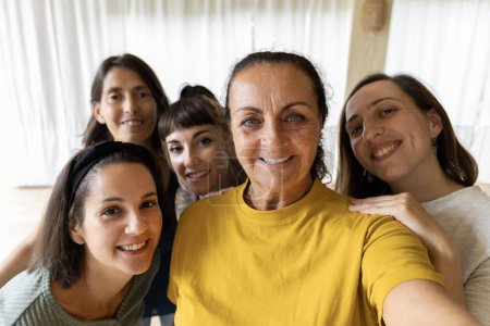 Téléchargez les photos : Selfie de femmes multigénérationnelles. Femmes d'âges et d'ethnies différents ensemble - en image libre de droit