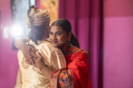 Téléchargez les photos : Photo colorée de jeune couple hindou étreignant avec contre-jour à New Delhi - en image libre de droit