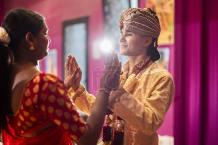 Foto de Joven pareja hindú unir las manos para la ceremonia india con luz de fondo - Imagen libre de derechos