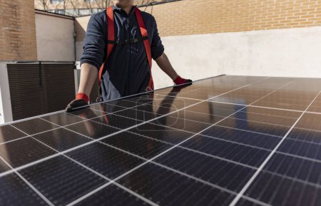 Téléchargez les photos : Détail rapproché du travailleur technique tenant le panneau solaire - en image libre de droit