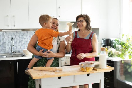 Foto de Tiempo familiar en la cocina con la madre, la abuela y el nieto - Imagen libre de derechos
