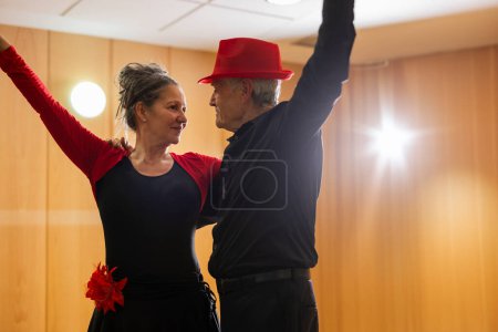 pareja mayor mirándose posando para clase de baile en taller de danza para jubilados
