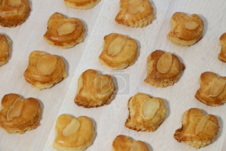 galletas de almendras de cacahuete rematadas con cacahuetes en rodajas.