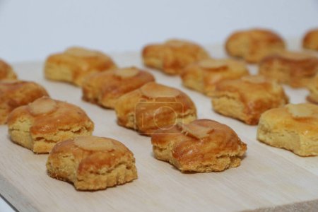 galletas de almendras de cacahuete rematadas con cacahuetes en rodajas.