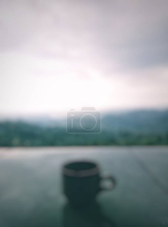 Bokeh. Taza de café sobre una mesa de cerámica con el fondo del hermoso paisaje natural de montañas, colinas o bosques.