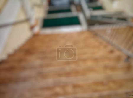 Foto de Bokeh. Escaleras que conducen a la sala principal de la Gran Mezquita de Kepahiang en el segundo piso. La foto está ligeramente borrosa o no es demasiado nítida.. - Imagen libre de derechos